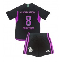 Bayern Munich Leon Goretzka #8 Replika babykläder Bortaställ Barn 2023-24 Kortärmad (+ korta byxor)